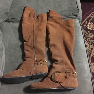 Leather boots that cover the knee