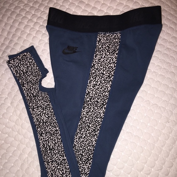 Nike Pants - 💗Nike leggings🎀NWT AND A GREAT HOLIDAY GIFT