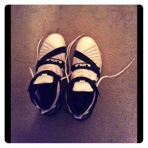 NIKE ZOOM SOLDIER IX