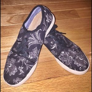 TOMS - paisley lace up