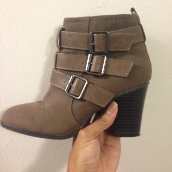 W Shoes - Taupe booties