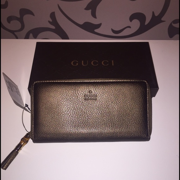 *SOLD* New Gucci Leather Zip around wallet - Picture 1 of 4