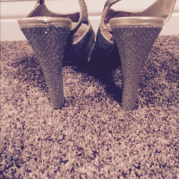 Gold sparkle heels!! - Picture 3 of 4