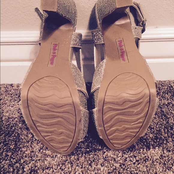 Gold sparkle heels!! - Picture 4 of 4