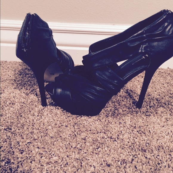 Black heels! - Picture 2 of 4