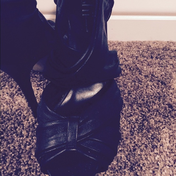 Black heels! - Picture 3 of 4