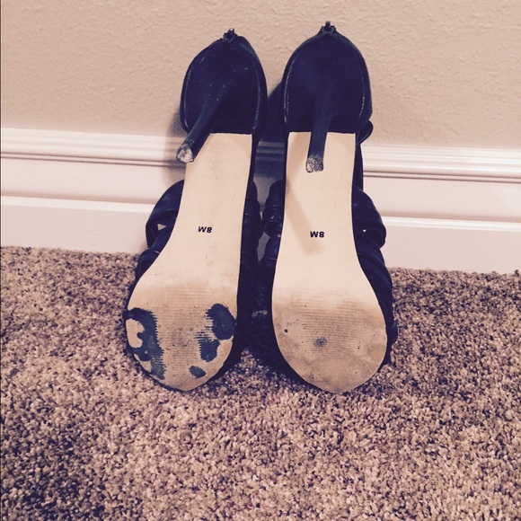 Black heels! - Picture 4 of 4