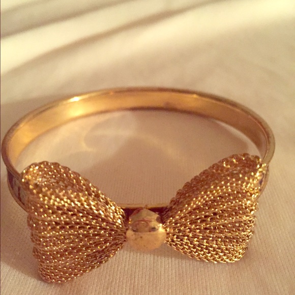 Cute gold bow bracelet