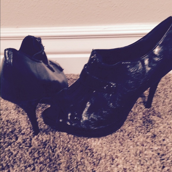 Black heels! - Picture 2 of 3