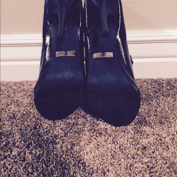 Black heels! - Picture 3 of 3