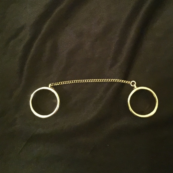 Gold double finger ring