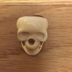 Nude skull ring