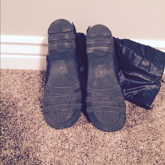 Black boots! - Picture 2 of 2