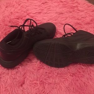 Black Nike Overplay VIII basketball shoes