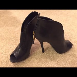 Sexy leather peep toe stiletto bootie!