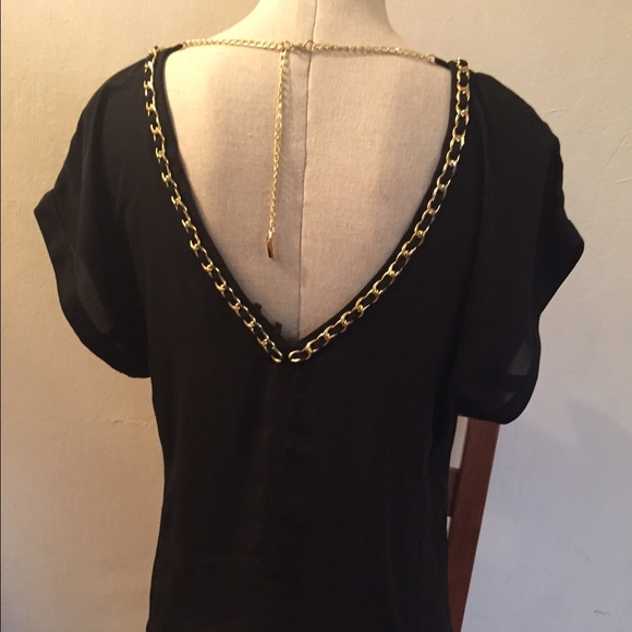 👄NWOT 2B Bebe Black Blouse with chain accents 👄 - Picture 2 of 3