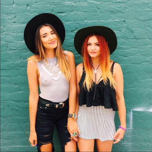 BLACK LF embroidered crepe cropped tank - Picture 2 of 4