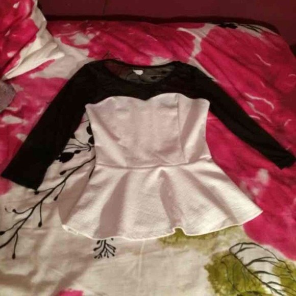 Black and white pelpulm top