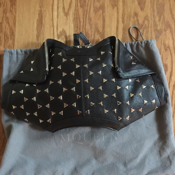 😊SOLD😊ALEXANDER MCQUEEN De Manta clutch. - Picture 2 of 4
