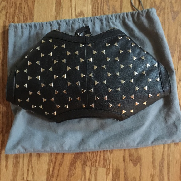 😊SOLD😊ALEXANDER MCQUEEN De Manta clutch. - Picture 3 of 4