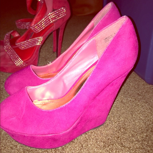 Magenta wedge shoes