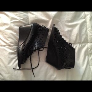 Black wedges