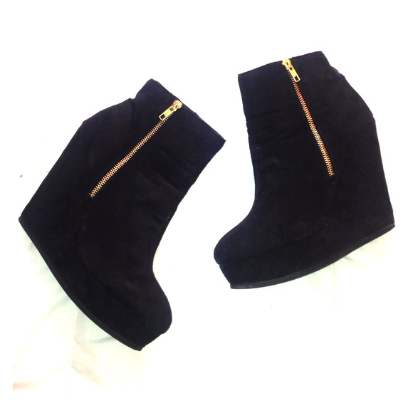MOVING SALE❕ Black Platform Booties