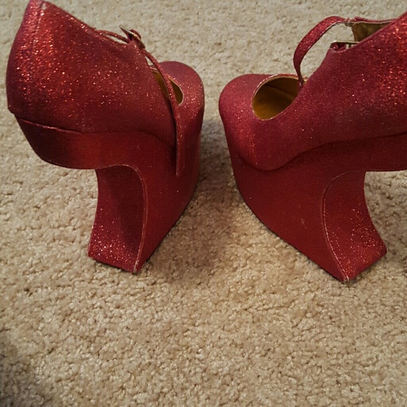 Red glitter heedless shoes