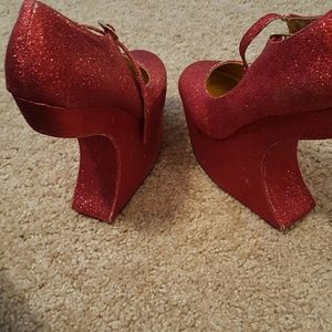 Red glitter heedless shoes