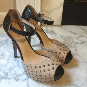 R&R Black and cream patent leather heels w/studs!