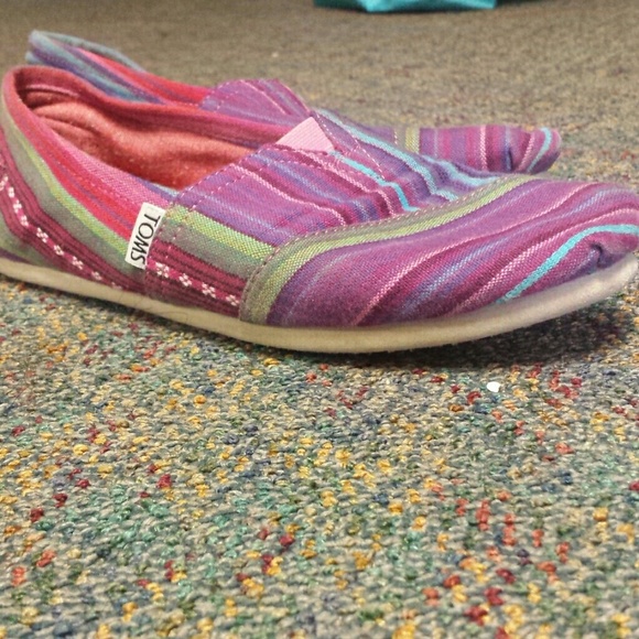 CUTE TOM'S BARELY WORN!!