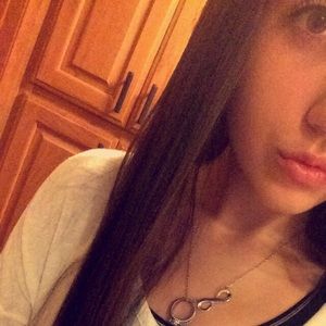 Meet your Posher, Larah