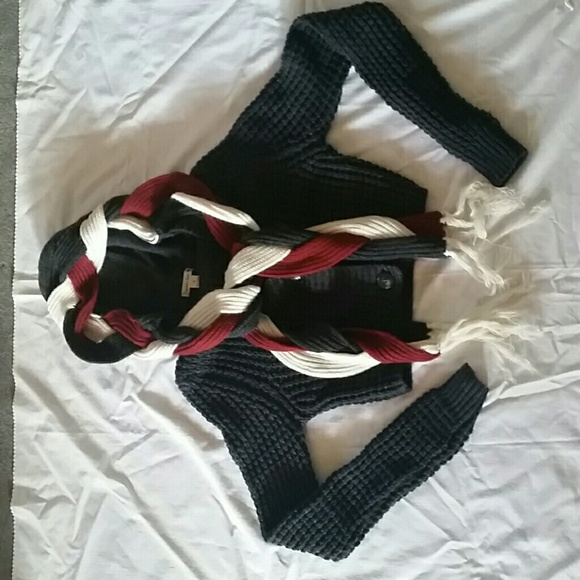 Adorable Small Double Zero Grey Sweater w/scarf