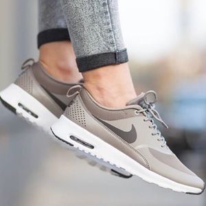 Nike Air Max Thea Premium in braun beigedesertcamo Foto Nike Air Max Thea Premium in braun beigedesertcamo Foto