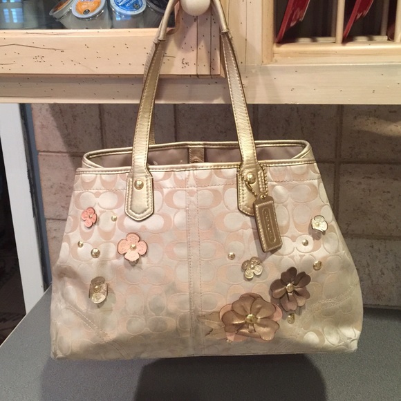 💄 Gold Coach Bag 💄