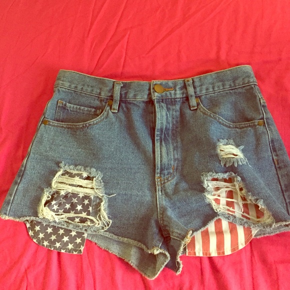 High-waisted American-themed shorts