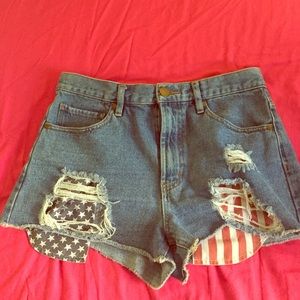 High-waisted American-themed shorts