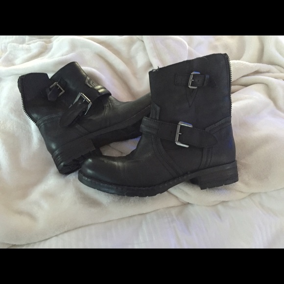 **SOLD** Steve Madden Double-buckle ankle boots - Picture 1 of 4