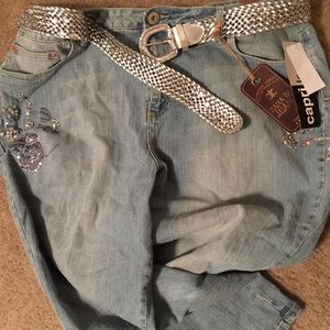 Plus size 26 denim capris. NWT. 🎀