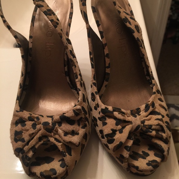 Two lips cheetah print heels
