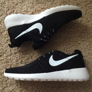 NWT. Nike Roshe. Women's. Size 7. NO BOX!!
