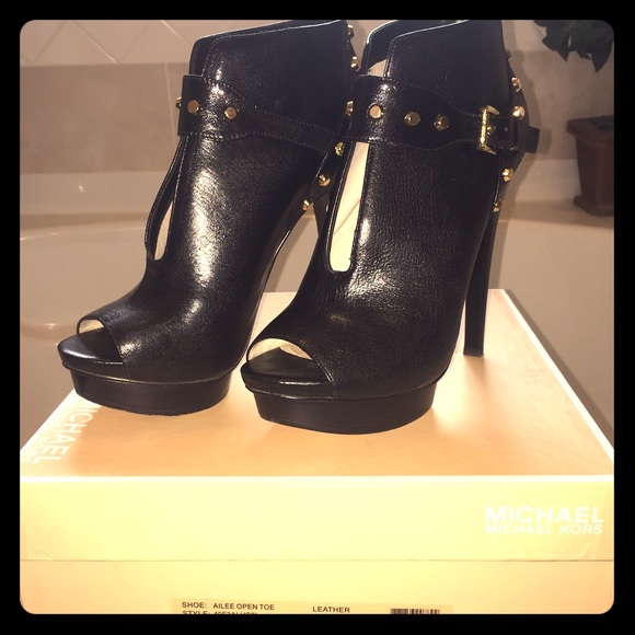 MICHAEL Michael Kors Black Open toe booties sz 8