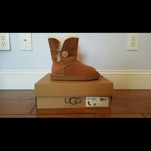 UGG Bailey Button