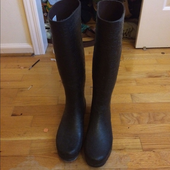 GREAT ugg rainboots