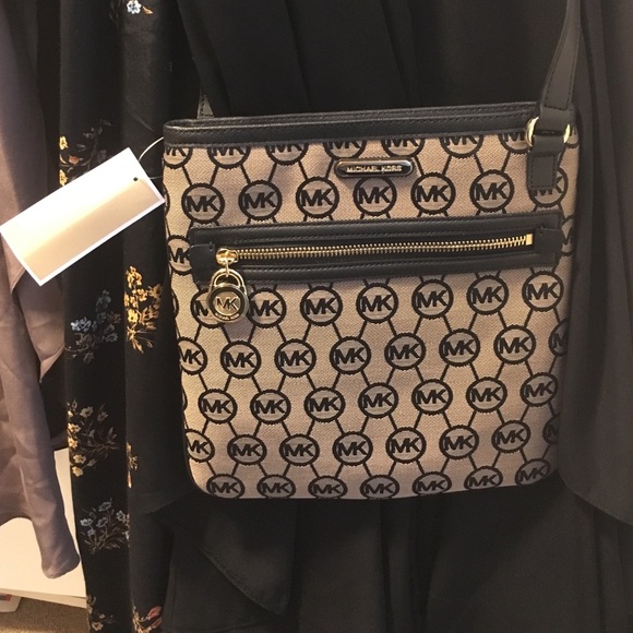 Michael Kors Handbags - Michael Kors Kempton Lg cross body purse