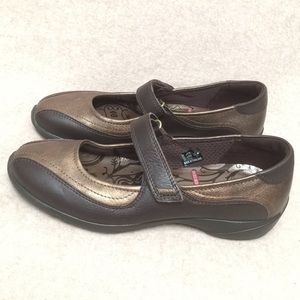 Cute Ecco two tone bronze & coffee Mary Jane flats