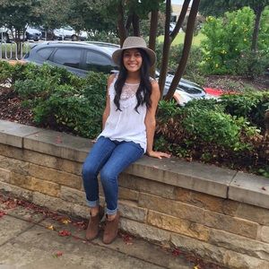 Meet your Posher, Anahi