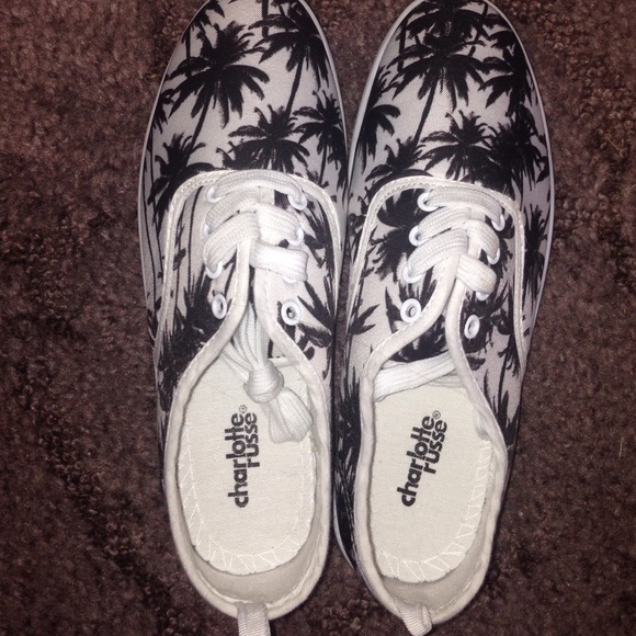 Size seven shoes. Never worn. Perfect condition. - Picture 1 of 3