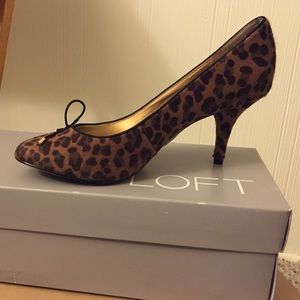 Brand new women's sz 7 Loft suede leopard pump
