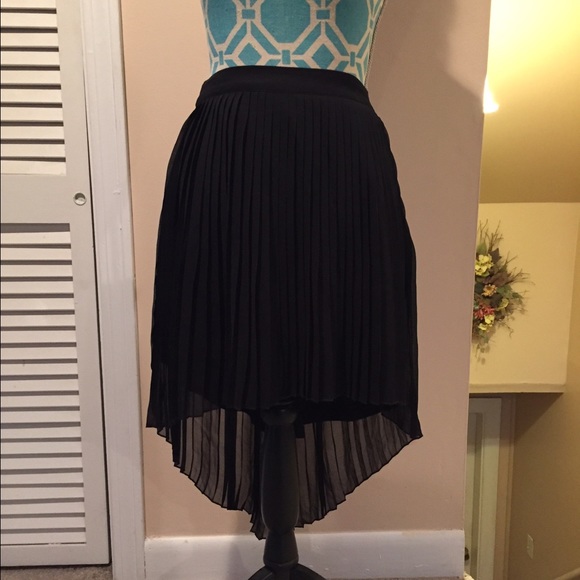 High low pleated skirt